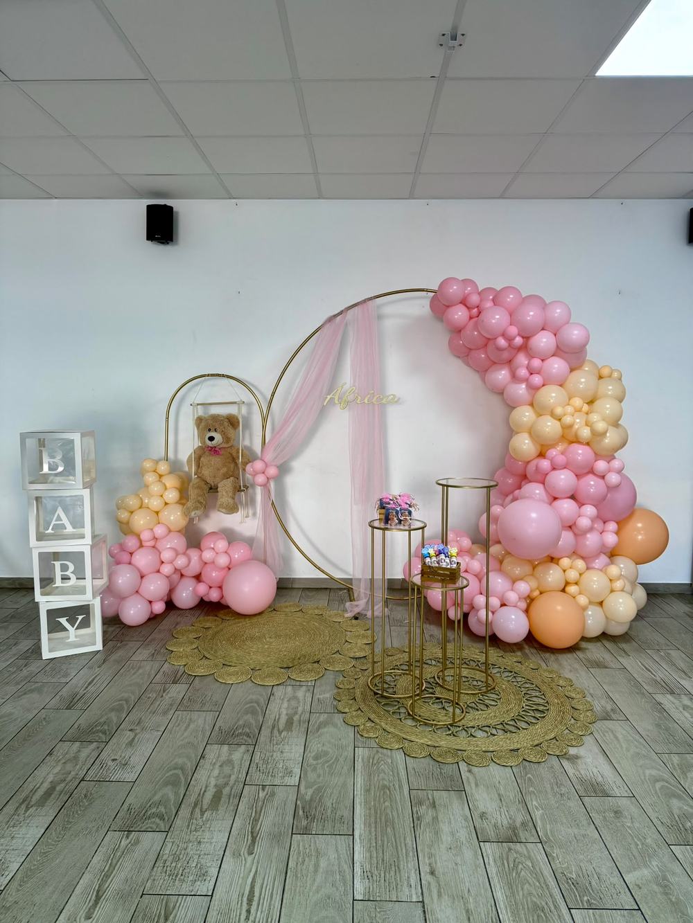 Baby shower con columpio y osito de peluche