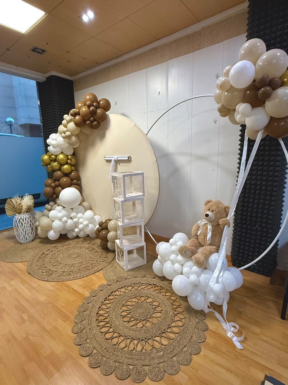 Baby shower con arco marrón, blanco y dorado