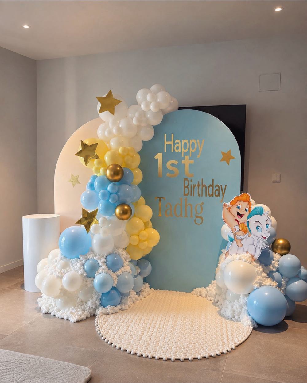 Primer cumpleaños en azul, blanco y dorado
