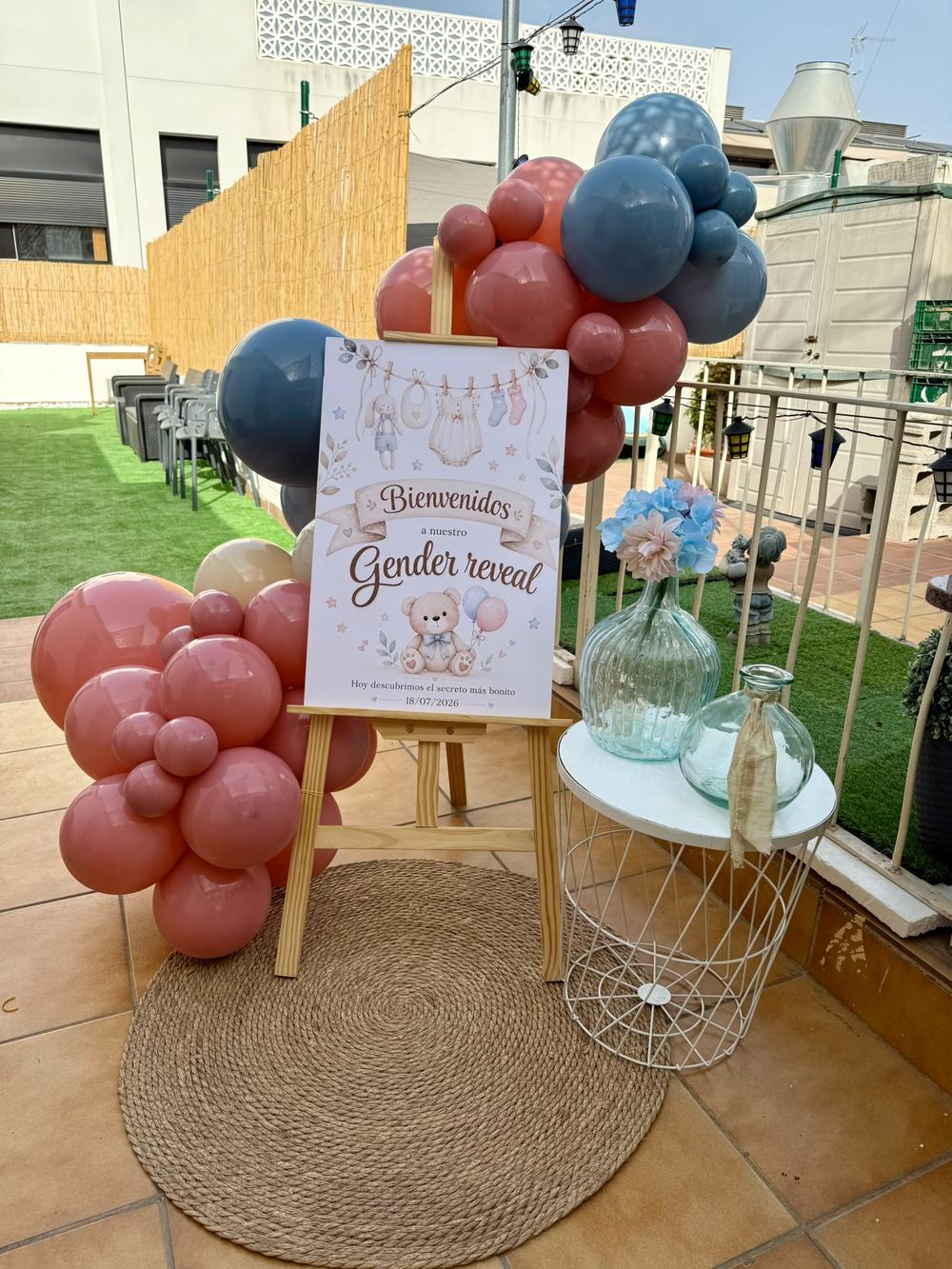 Gender reveal con cartel de bienvenida