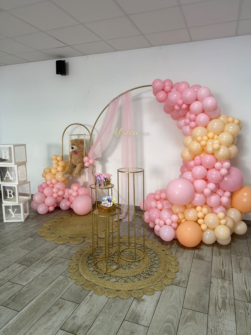 Baby shower con cubos BABY y globos rosas