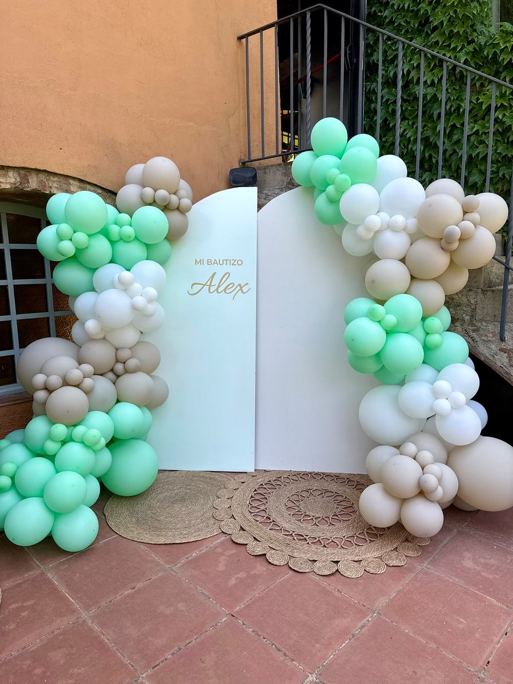 Bautizo en tonos menta, beige y blanco