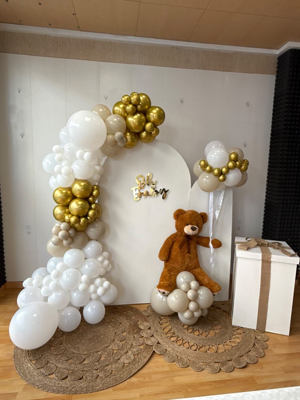Arco de globos blanco y dorado con osito
