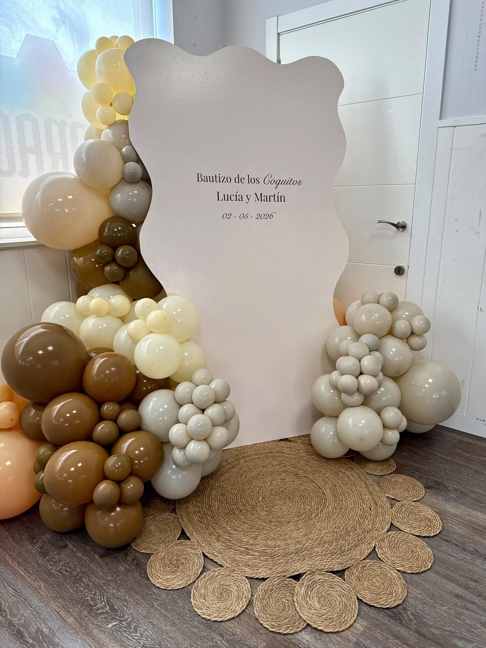 Bautizo de gemelos con globos marrones y crema