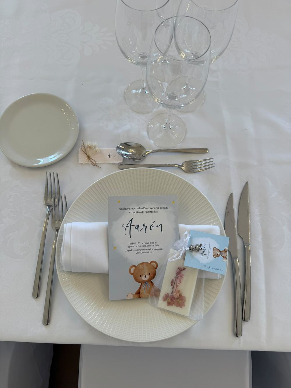 Mesa decorada para bautizo con detalle personalizado