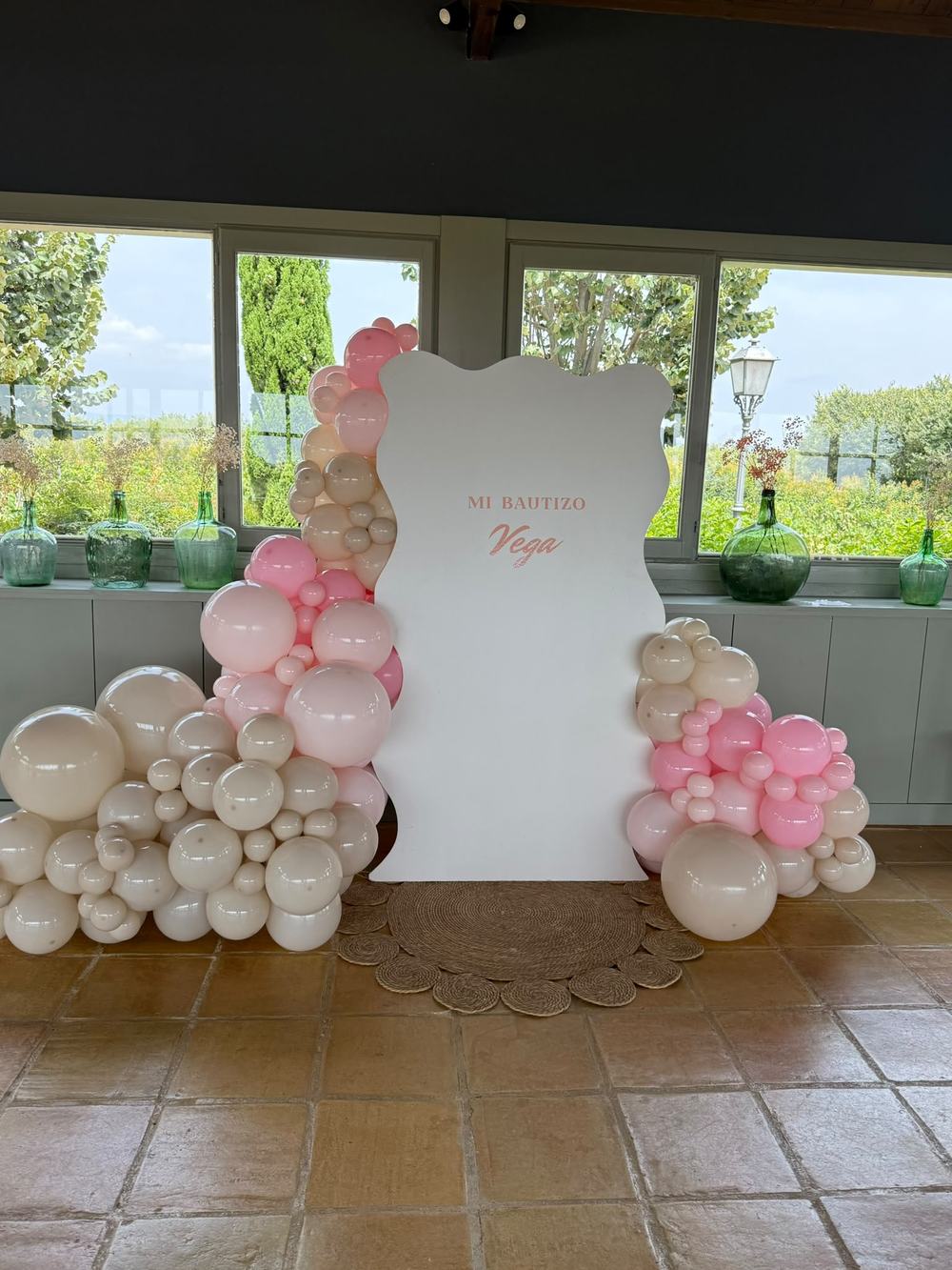 Bautizo con panel personalizado y globos rosas