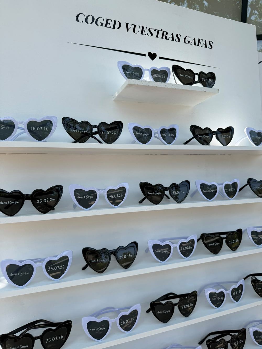 Mesa de gafas de sol con monograma de boda
