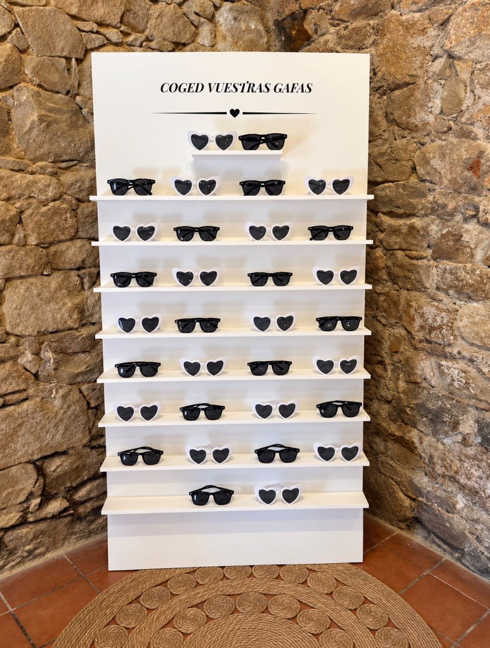 Mesa de gafas de sol como detalle de boda
