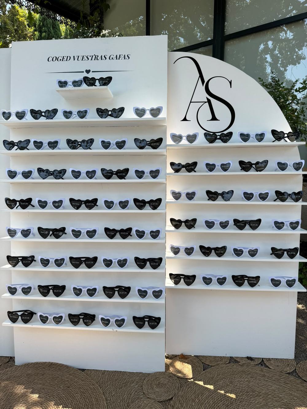 Mesa de gafas de sol como detalle de boda
