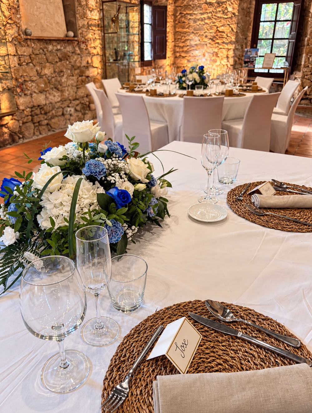 Mesa de boda con centro floral azul y blanco