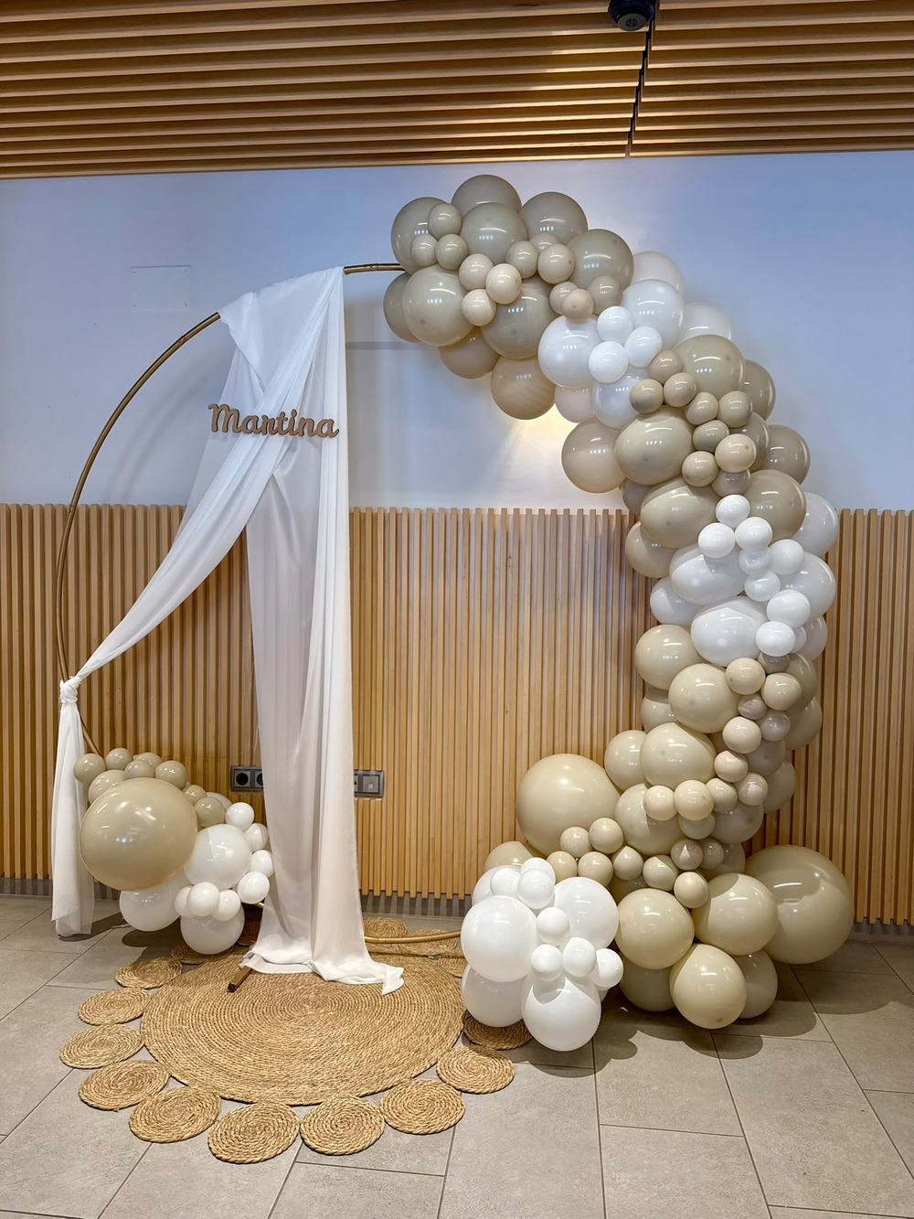 Arco de globos blanco y beige de comunión