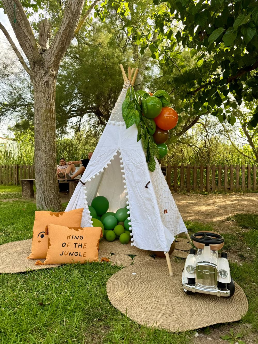 Tipi con decoración temática selva