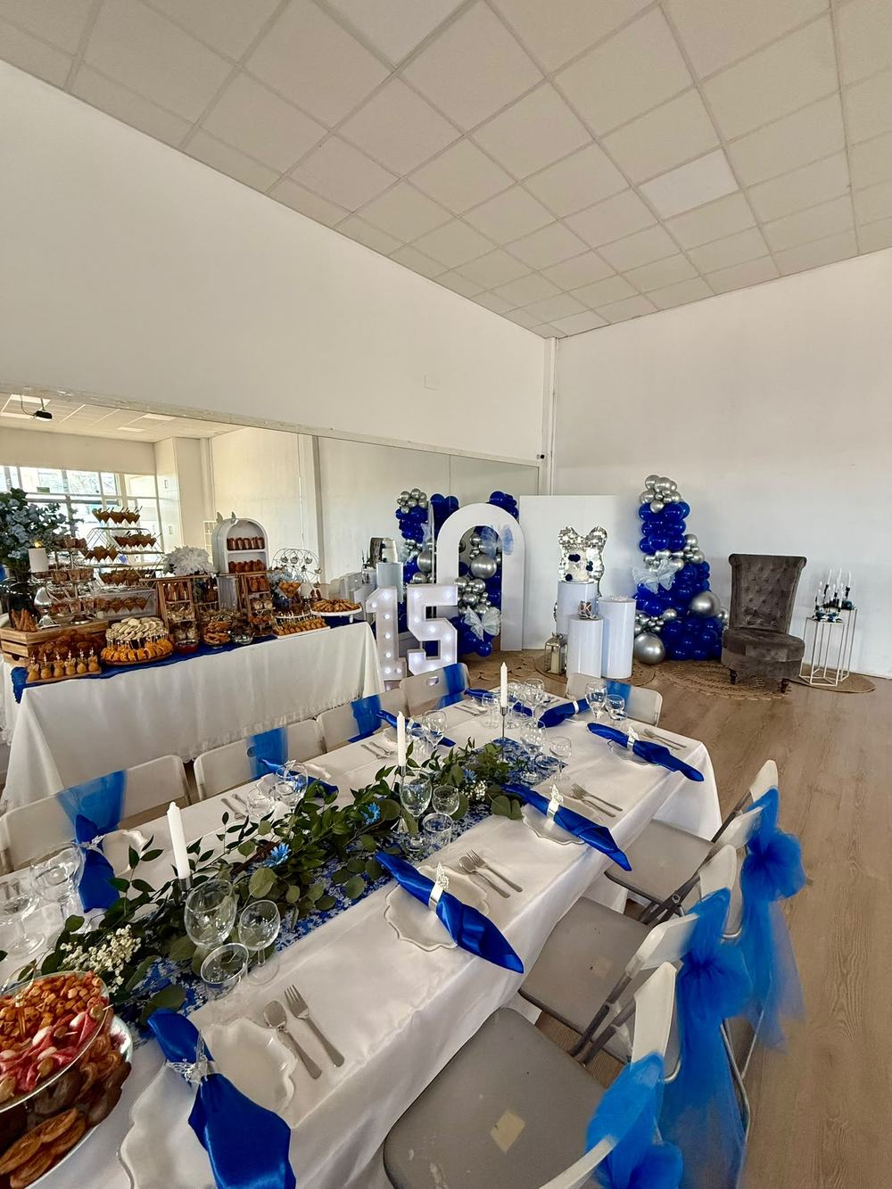 15 años con mesa de cena en azul y plata