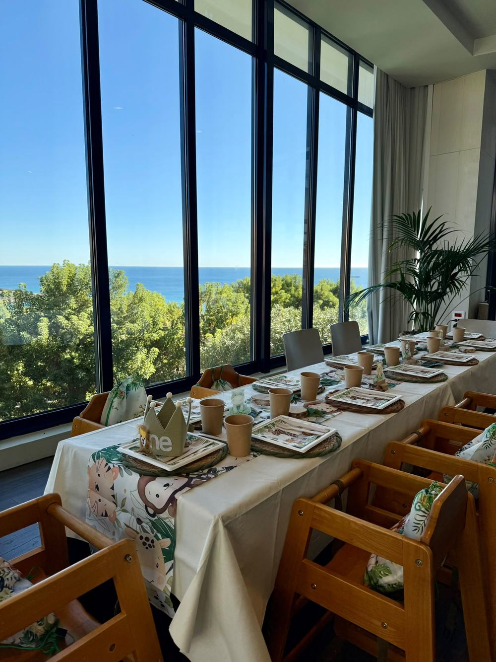 Primer cumpleaños temática selva con vistas al mar