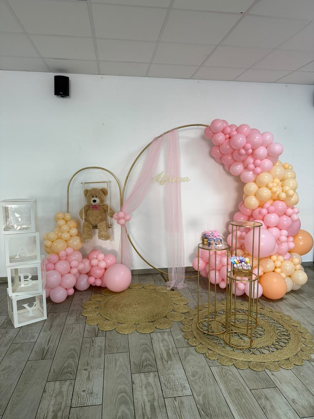 Primer cumpleaños con aro de globos rosa y dorado