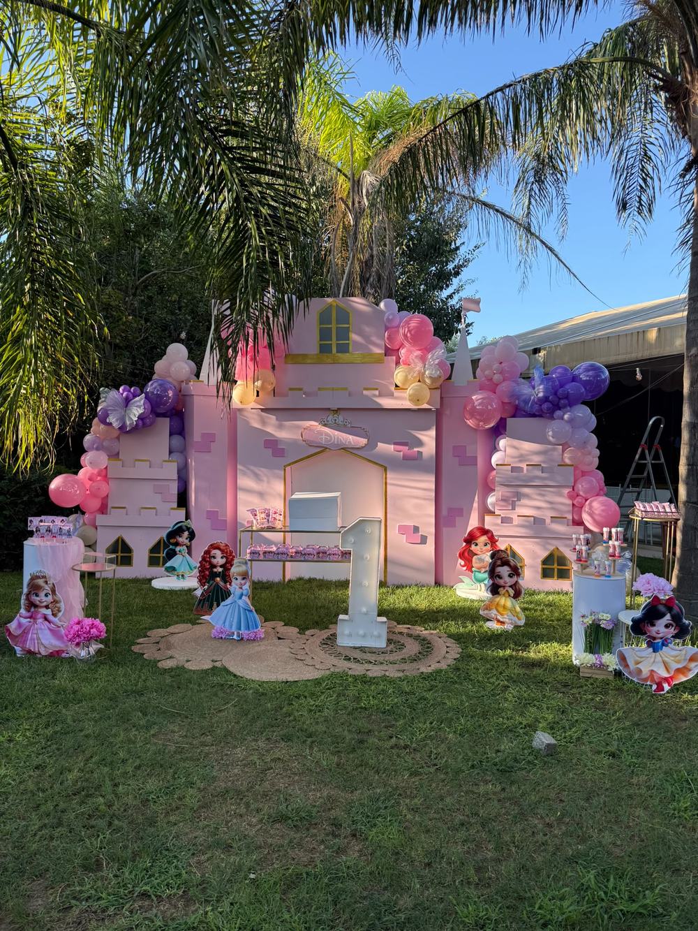 Primer cumpleaños con castillo rosa de princesas