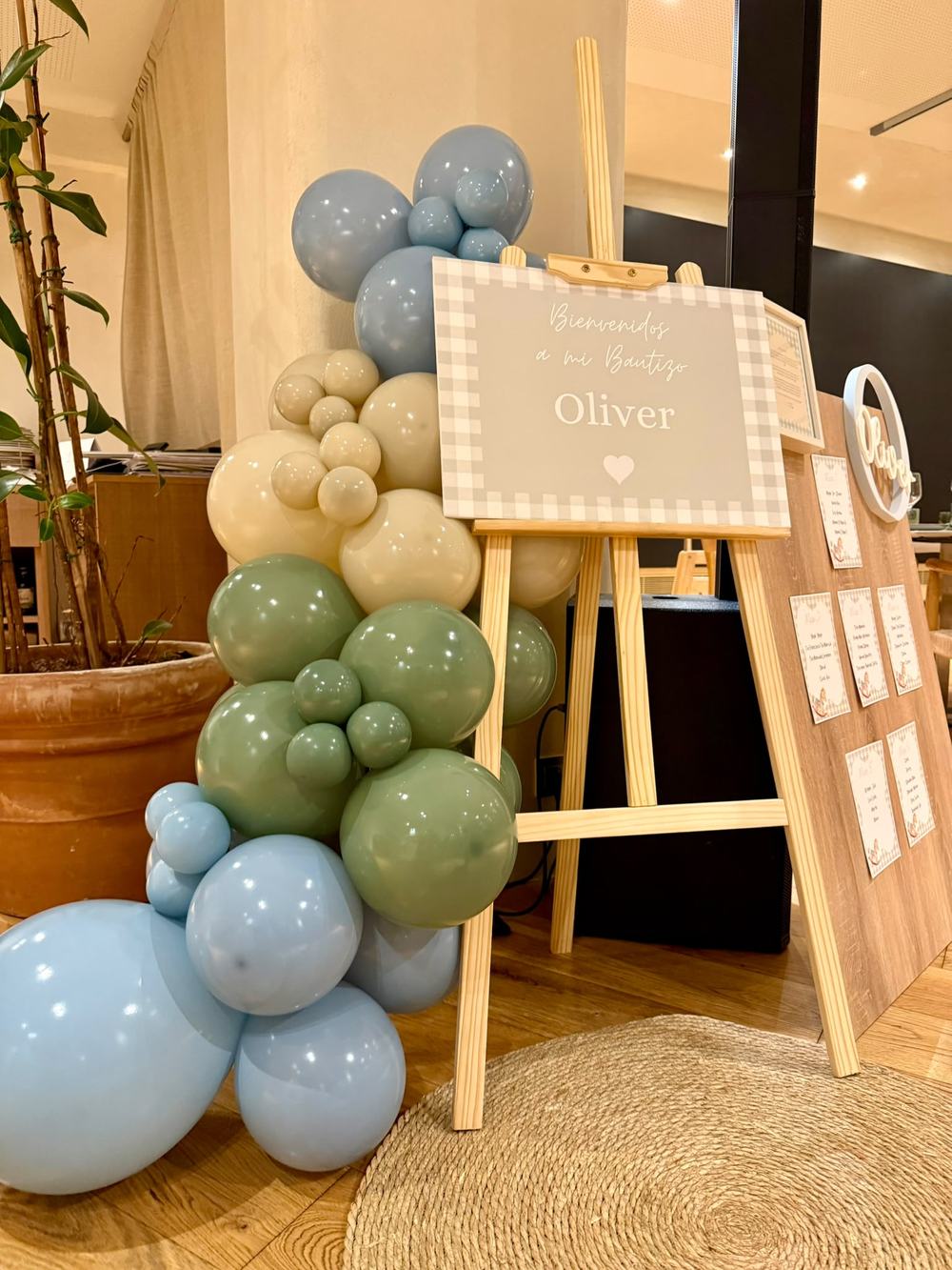 Primer cumpleaños Oliver en azul y verde salvia