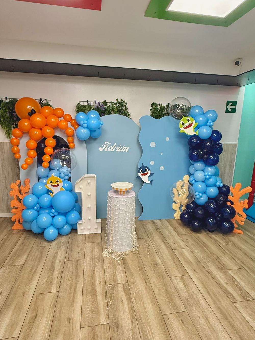 Primer cumpleaños temática tiburón en azul