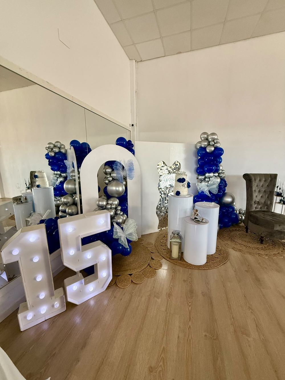 15 años con números iluminados azul y plata