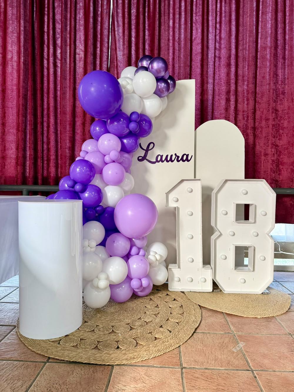 18 cumpleaños con globos morados y blancos