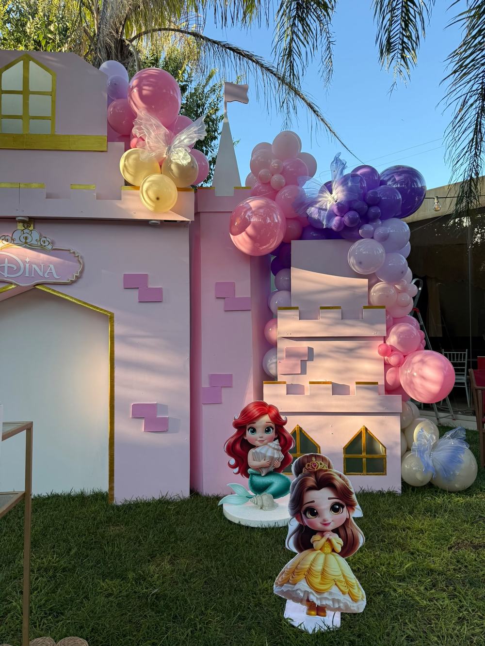 Castillo con figuras de Ariel y Bella