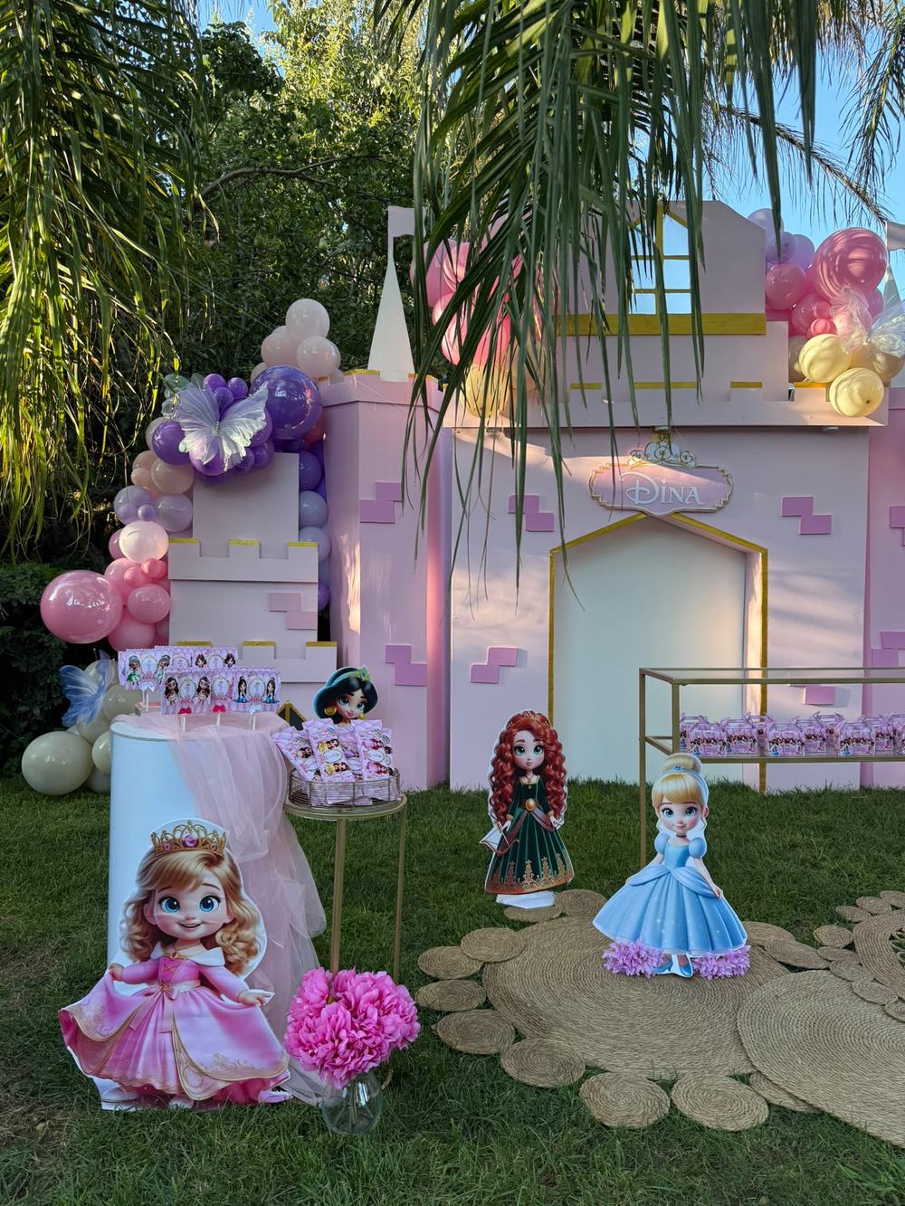 Castillo rosa con figuras de princesas Disney