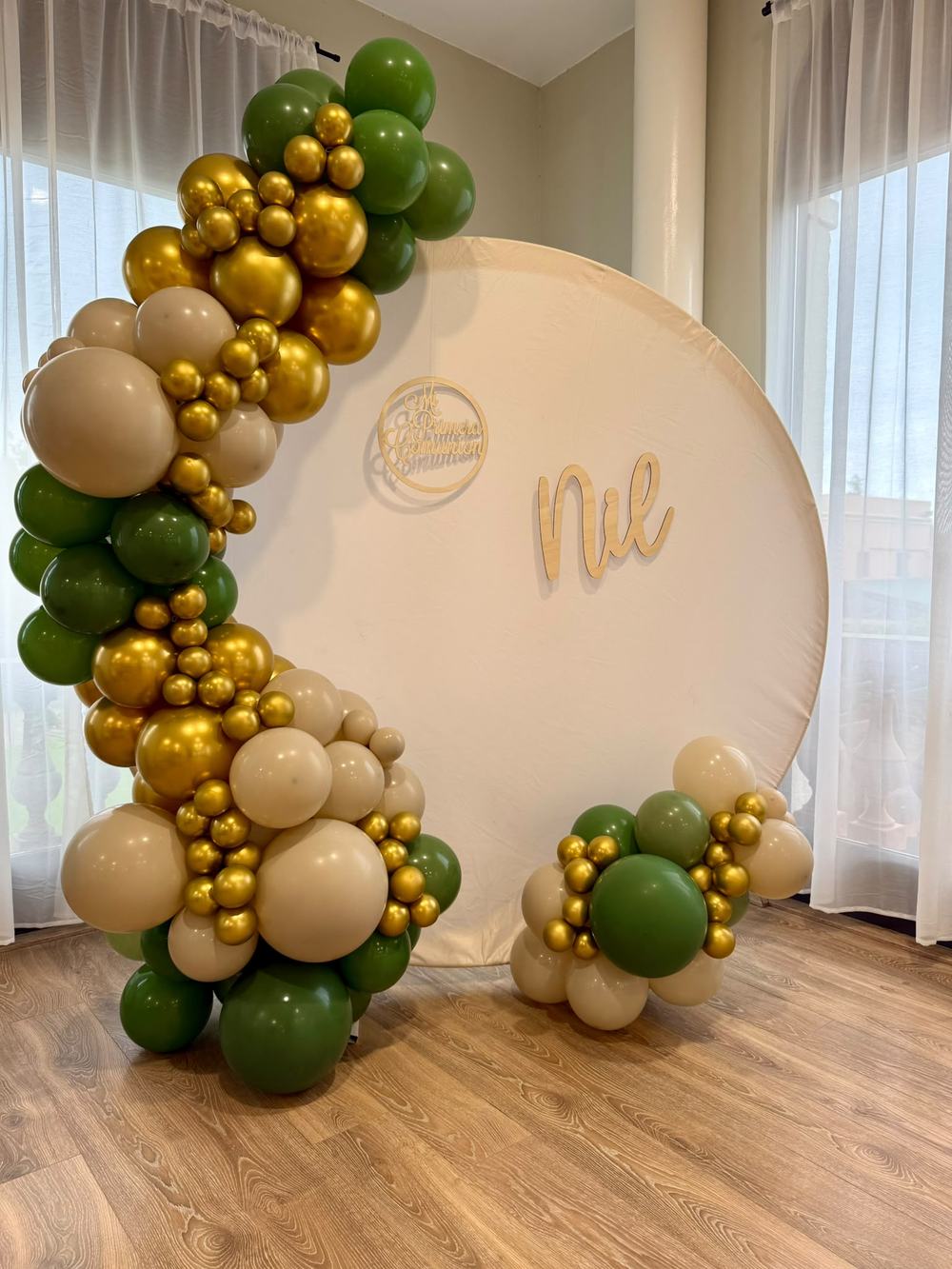 Arco de globos verde y dorado personalizado