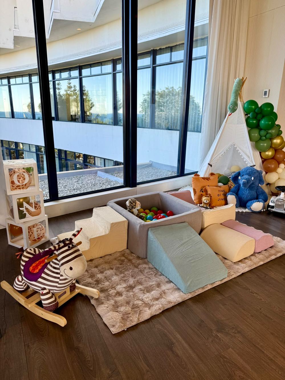 Rincón infantil con tipi y piscina de bolas
