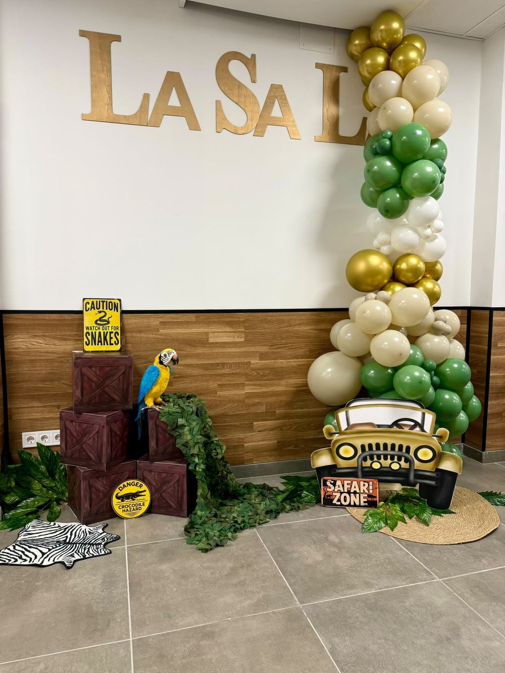 Arco de globos safari en verde y dorado