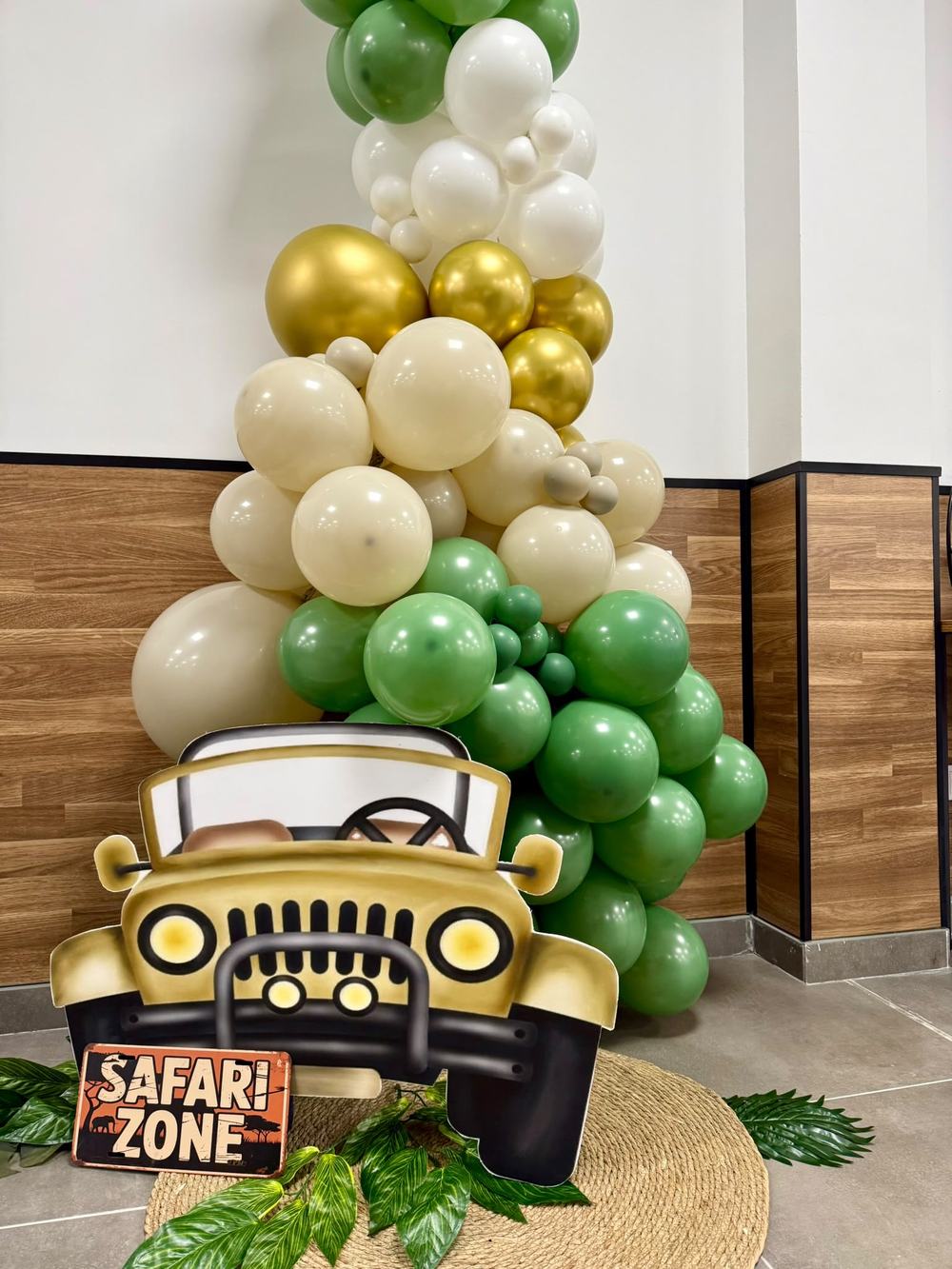 Decoración safari con jeep y globos verdes