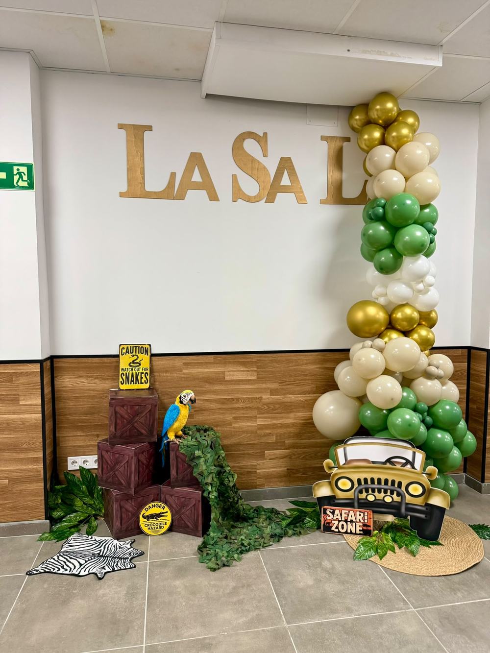 Cumpleaños temática safari con letras doradas