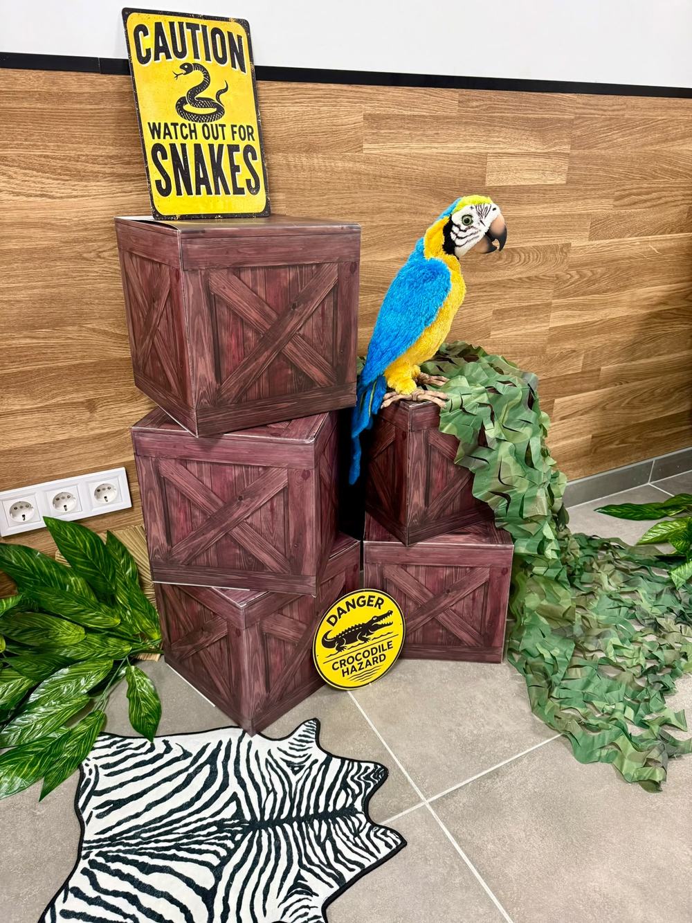 Decoración safari con loro y cajas de madera