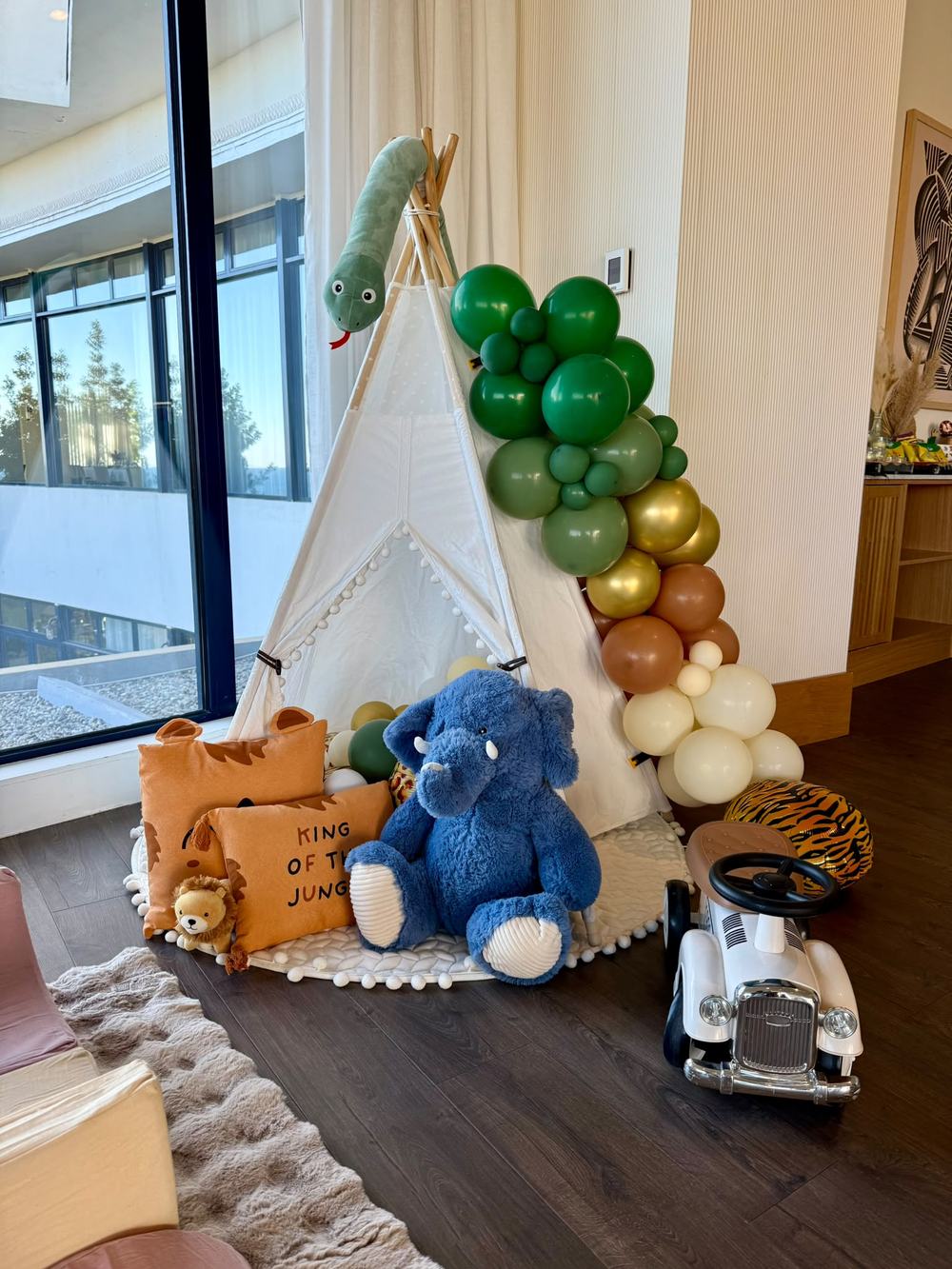 Tipi con decoración selva y peluches