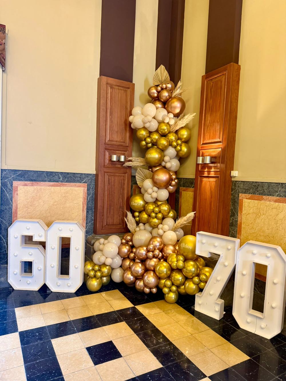 Números 60 y 70 dorados con globos