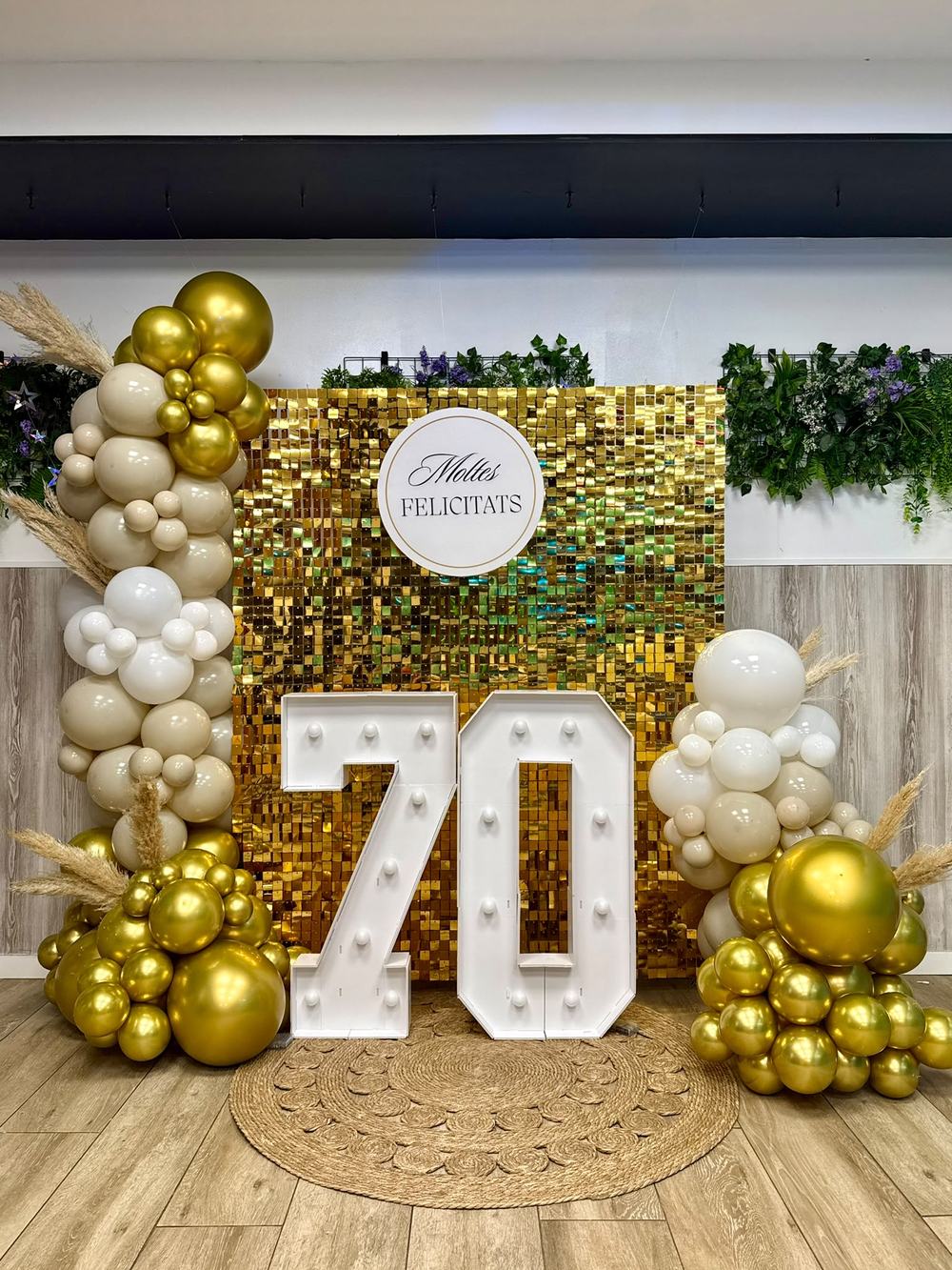 70 cumpleaños con número dorado y pared de lentejuelas