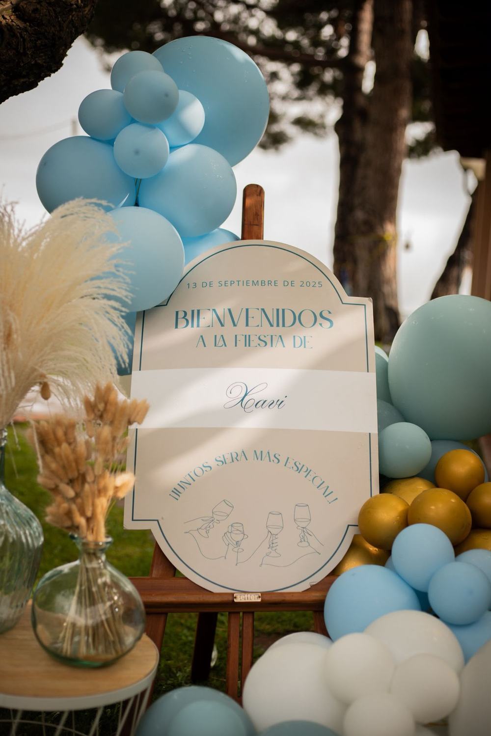 Detalle del cartel de bienvenida con globos azules