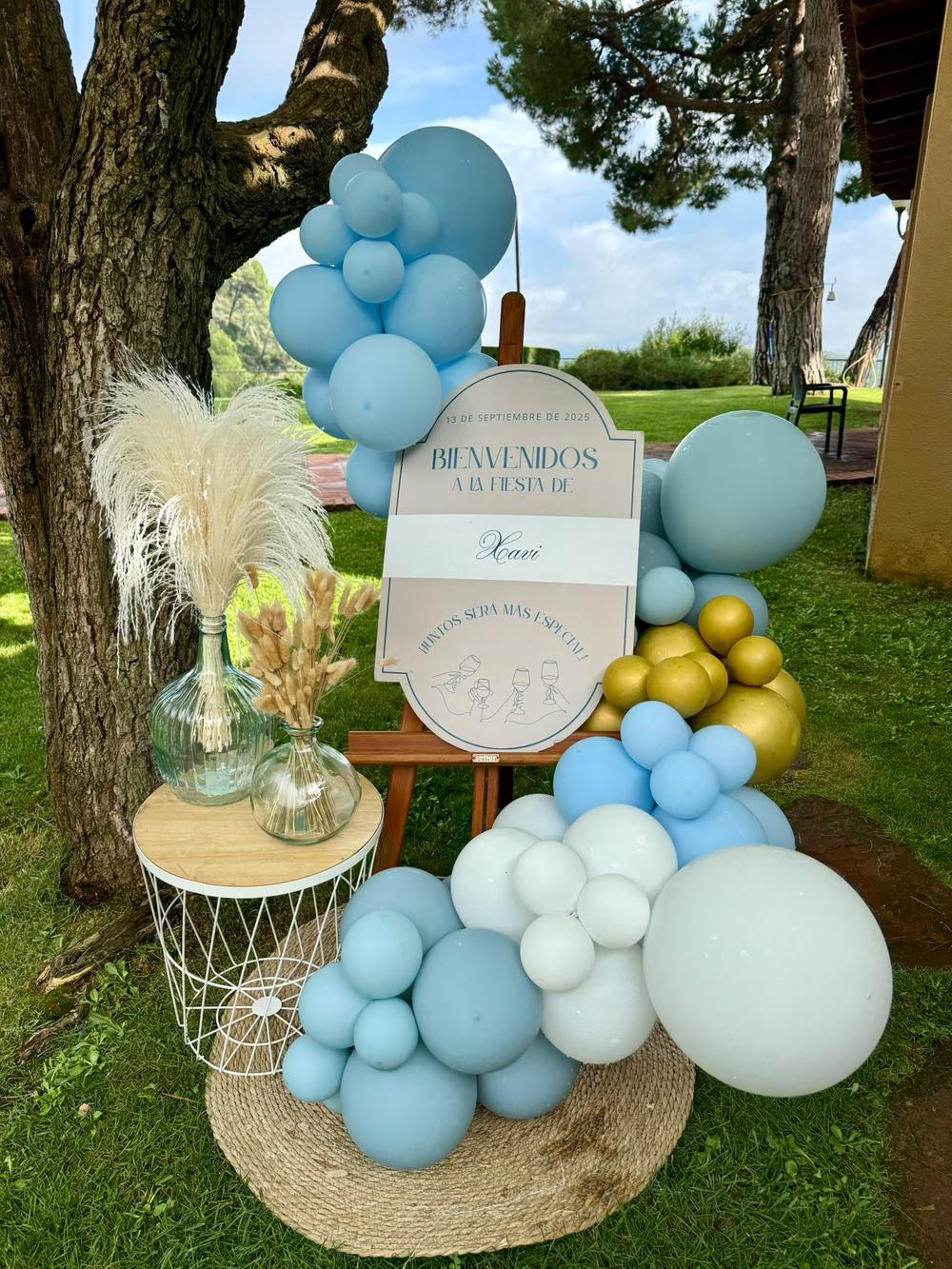 Cartel de bienvenida con globos azules