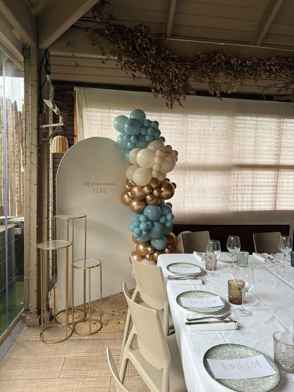 Mesa elegante con arco de globos azul y dorado