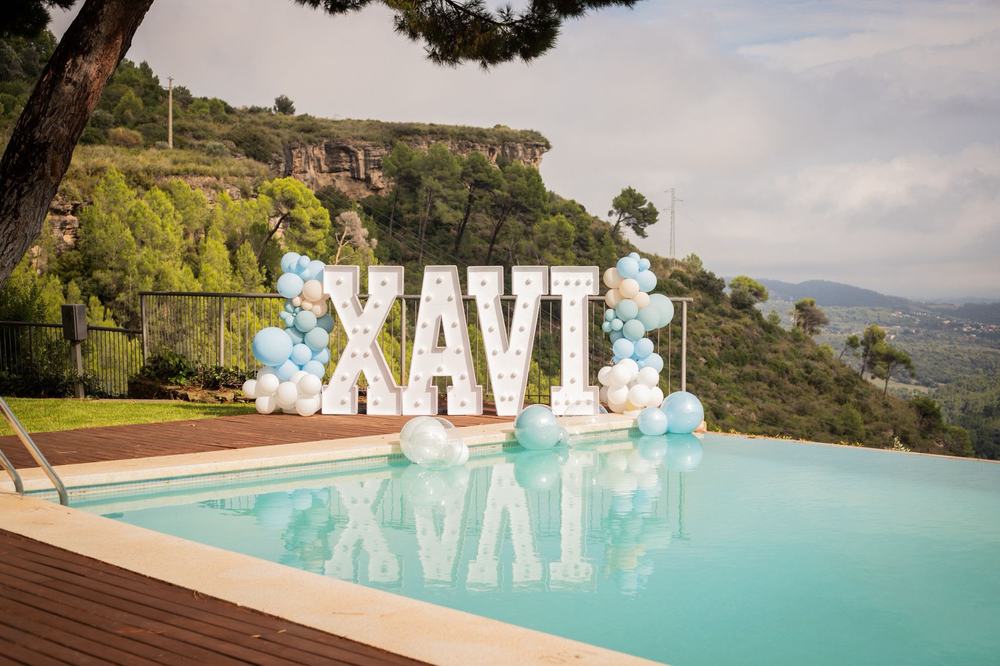 Letras decorativas junto a la piscina